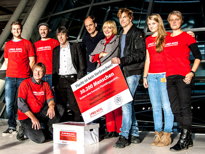 Tote Hosen und PRO ASYL übergeben 30.000 Unterschriften an den Bundestag |  PRO ASYL