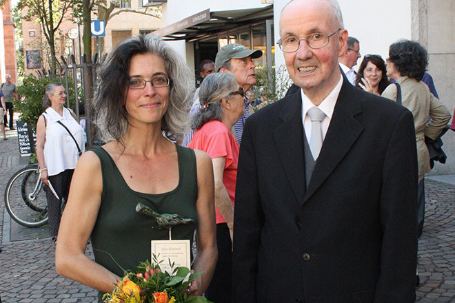 Julia Kümmel, Preisträgerin der PRO ASYL-Hand 2011, mit ihrem Laudator Wolfgang Grenz
