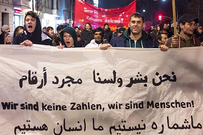 "Wir sind keine Zahlen, wir sind Menschen!" Transparent auf einer Demonstration gegen die Asylrechtsverschärfung 2016. Foto: Björn Kietzmann