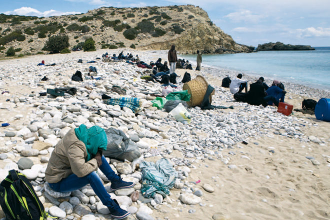 Am 9. April 2015 stranden 157 Flüchtlinge aus Syrien, Somalia, Sudan, Eritrea und Irak auf der winzigen Insel Gavdos. Sie kamen aus Libyen und hatten ein tagelanges Martyrium hinter sich. An Bord waren auch 40 allein fliehende Kinder. Foto (c) Vassilis Mathioudakis