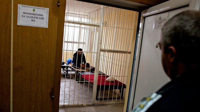 Bild: Flüchtling sitzt in Gefängniszelle am bulgarischen Grenzposten Kapitan Andreevo, Dez. 2011