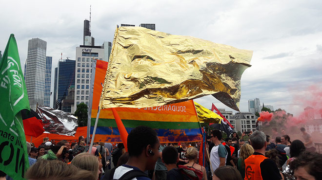 Fahne aus Rettungsdecke auf Demonstration in Frankfurt