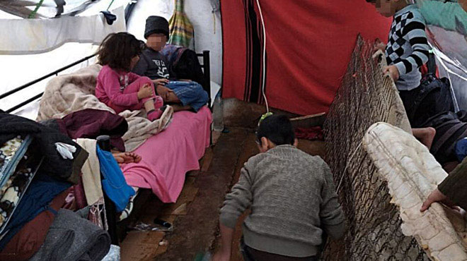 Flüchtlingskinder in einem Zelt im Lager Malakasa, Griechenland