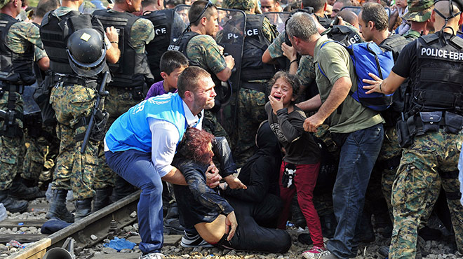 Geflüchtete werden 2015 an der mazedonischen Grenze von Polizisten zurückgedrängt