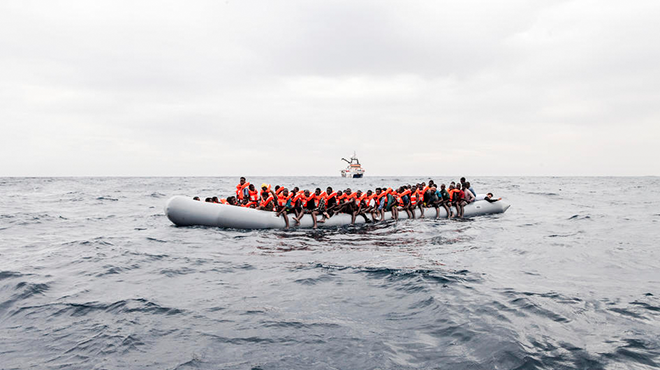 Geflüchtete auf einem Boot im Mittelmeer