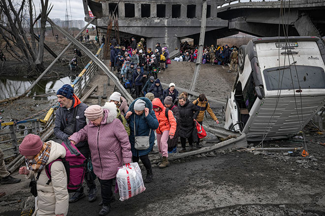 Flucht vor den russischen Truppen aus Irpin, nahe Kiew, im März 2022. Foto: picture alliance / ASSOCIATED PRESS | Vadim Ghirda